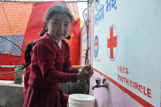 手洗い場で他を洗うネパールのこども