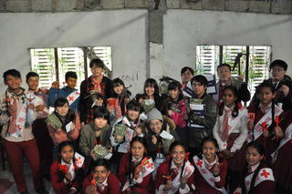 笑顔のネパールの子供たちと、日本のメンバー