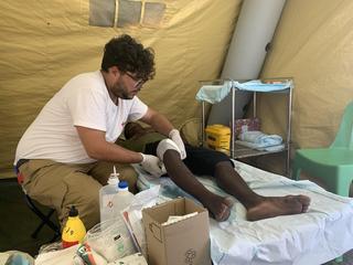 治療を行う赤十字の医師