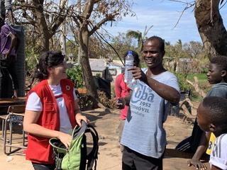 水の浄化方法を学ぶ現地の人たち