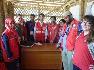 バングラデシュ赤新月字社の女性等保護センタースタッフと