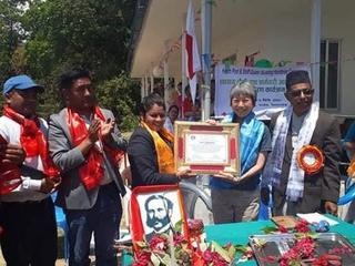 完成した診療所と住民の方々