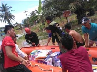 防災ボランティアがゴムボートで洪水被災地に救援物資を届ける