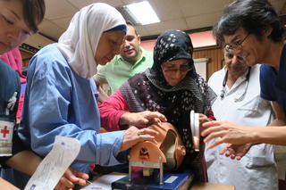 気道確保の実技練習に取り組むアマール看護師.JPGのサムネイル