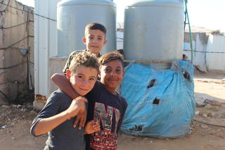 レバノン国内のシリア難民キャンプに暮らす子どもたち