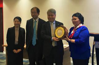 日赤からの支援へ感謝を表し、モンゴル赤より盾が贈呈されました