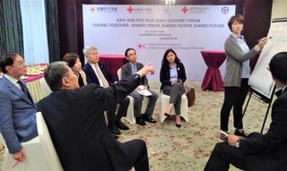 会議においてグループに分かれ議論する様子