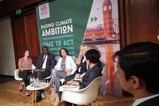 議論を交わす国際赤十字・赤新月社連盟のAs Sy事務総長（中央左）と国連国際防災戦略事務局の水鳥代表（中央）