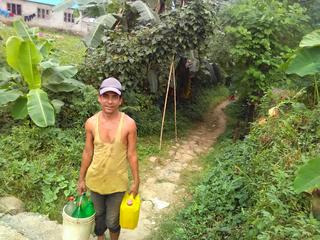 写真4 水源を利用する受益者（ネパール）.jpg