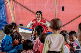 キャンプで子供とレクリエーションを行う