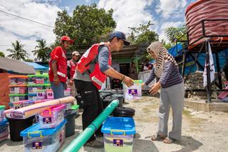 衛生キットを配付する赤十字ボランティア