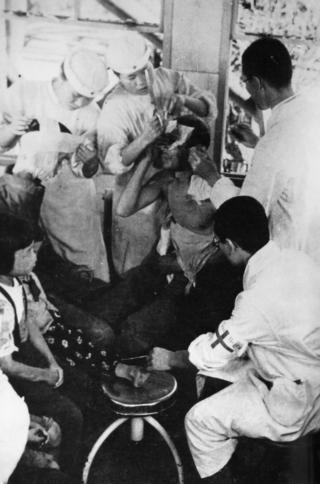 広島で被爆者の治療にあたる日赤医師