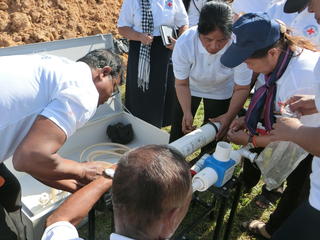 MANPACKを組み立てる研修参加者