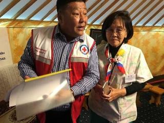 社会福祉センターのボランティアとガンボルド事務局長