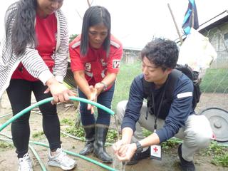 手洗い指導の見本を示すCHVと茨城県支部落合主事