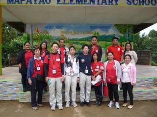 CHVやフィリピン赤職員とともに。広島県支部大島係長（前列左から２番目）と茨城県支部落合主事（前列中央）