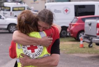 家を焼失した被災者に寄り添うオーストラリア赤十字社のボランティア ©オーストラリア赤十字社