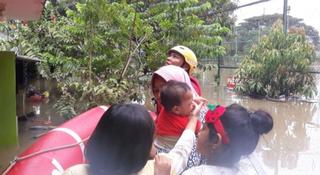 インドネシア赤十字社のボートで避難する被災者 ©IFRC