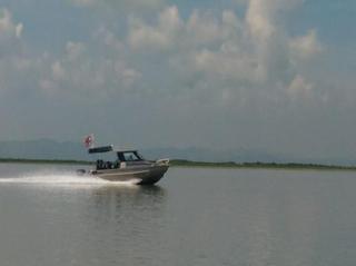 時にはボートでの移動もある