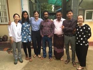 保護部門の職員たちと