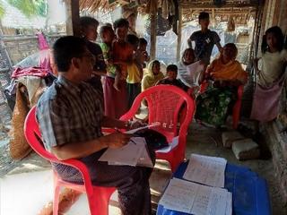 離れ離れになった家族からの赤十字通信を届けるICRC職員