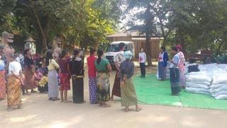 衝突を逃れてきた国内避難民へ冬に備えて毛布や冬物の服などを配布している ©ICRC