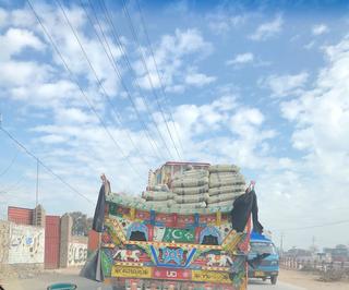 パキスタン国旗が描かれたトラック。渋滞も多い。