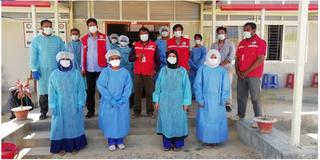 PPEの着脱の仕方を学ぶ医療スタッフと避難民ボランティア