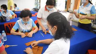 布マスクの作り方を学ぶタイ赤十字社のボランティア