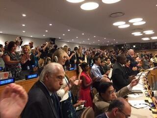 核兵器禁止条約が採択され、拍手で称賛する参加者たち