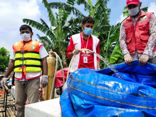 給水キットを組み立てるボランティア