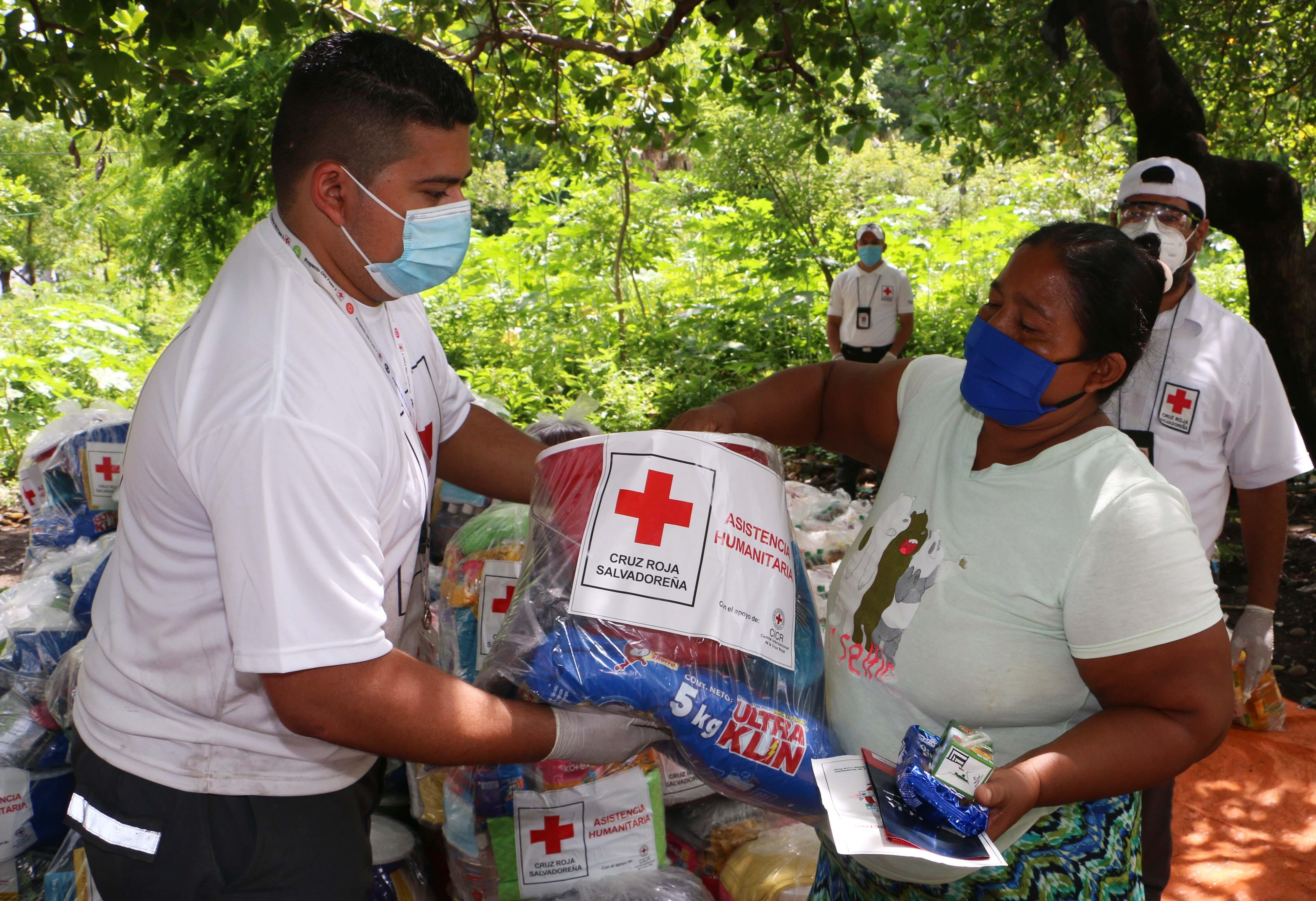 救援物資を配布