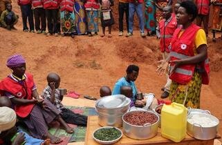 調理の説明をするボランティア