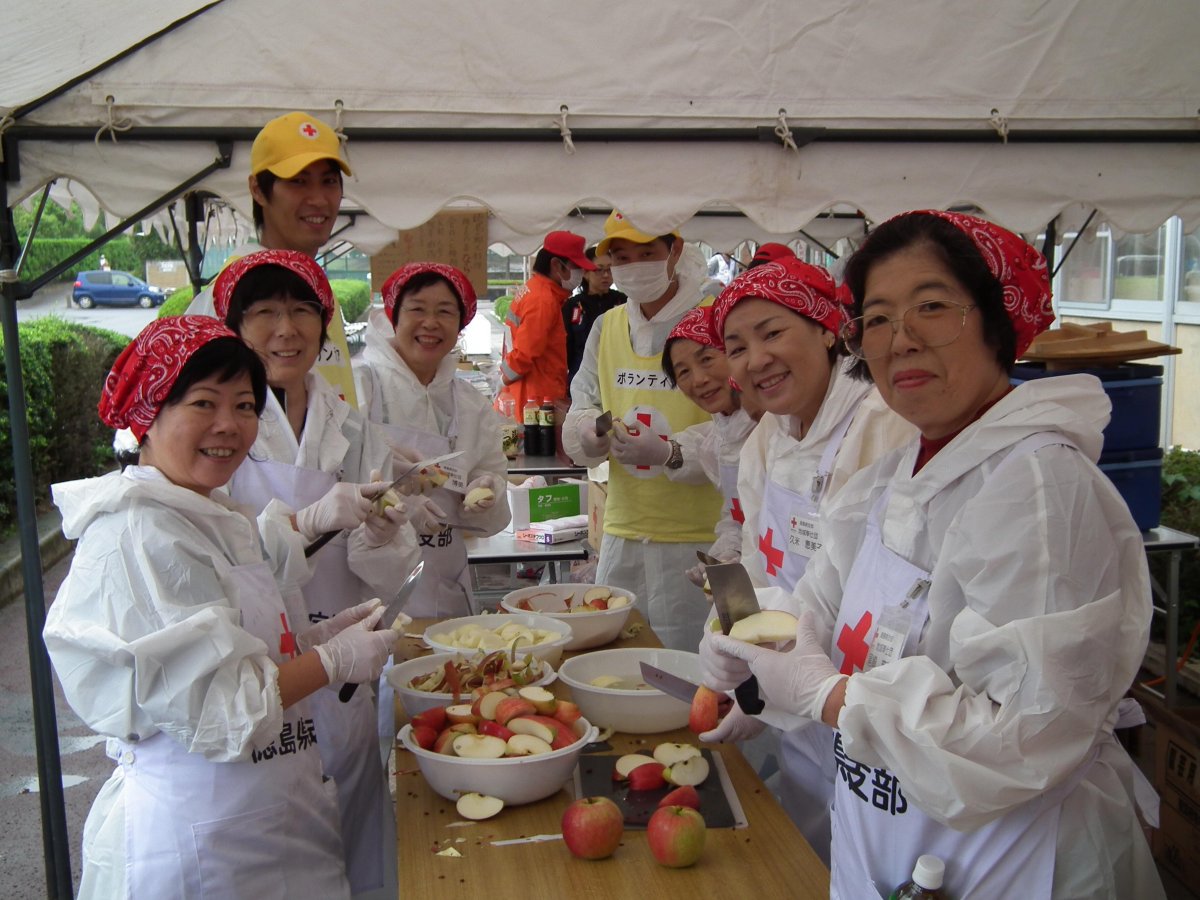 徳島県の地域赤十字奉仕団が山形県支部の奉仕団と合同で炊き出し活動
