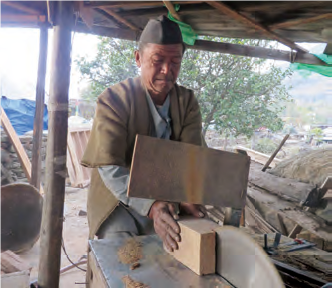 支援を受けた工場で家具作りに励む住民