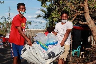 救援物資のセットを受け取る被災者