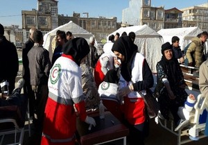 地震により負傷した被災者を手当するイラン赤新月社職員