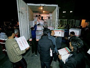 救援物資を受け取る被災者