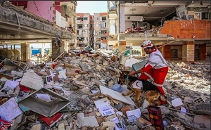 地震により倒壊したビル
