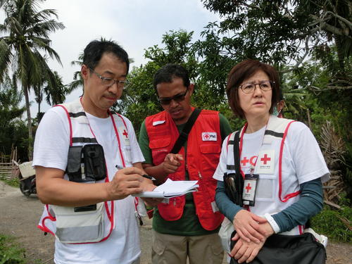 震源地近くのトンぺでの診療所開設に向けた協議