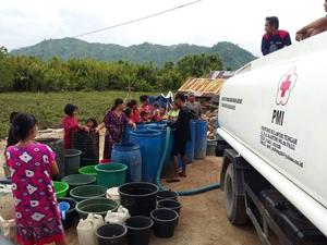 水を供給している様子