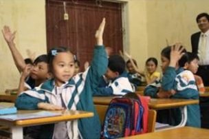 赤十字の行う防災研修に参加した教師から防災について教えてもらう子どもたち