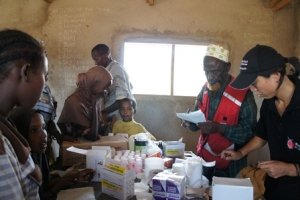 巡回診療で配布する医薬品を確認する五十嵐要員（右）