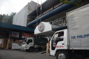 マニラから救援物資を輸送するトラック