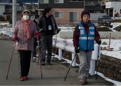 震災後、「岩手県ノルディックウォーキング奉仕団」が結成され、被災地などで教室を開催しています