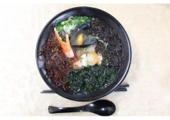 ラーメンはパブ時代にも締めの一品として出していたのでお手の物。おすすめの磯ラーメンは魚介類が盛りだくさんです