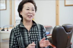 息子さんご夫婦とさんさん商店街で理容室を営む宮川弘子さん