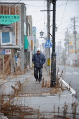 浪江町への立ち入りは、住民であっても事前の届け出が必要。町内に入る道路に設けられた検問所は午前９時から午後４時までしか開いておらず、立ち入り時間は５時間までに制限されています