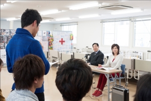 生徒から体験発表を聞く近衞社長と紀香さん。心温まる交流が生まれました