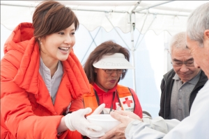 紀香さんもつみれ汁を堪能。「おいしいですね」と話すなど、住民の皆さんとともに安らぎのひと時を過ごしました